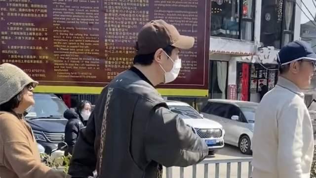 沈腾|沈腾携父母游桂林！紧牵母亲的手缓慢前行，穿豹纹夹克似农村大爷