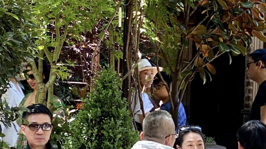 极主夫道|小S亮度假照，被老公嫌弃不换新衣服，背包耳环用了近20年好节俭