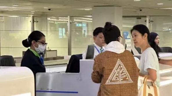 李冰冰和妹妹迪拜度假，常年吃清水煮菜果腹，50岁双腿细直如少女