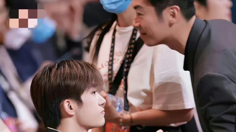 华表奖|华表奖盛典现场趣事多，彭昱畅踩惠英红裙子，吴磊张天爱撞了