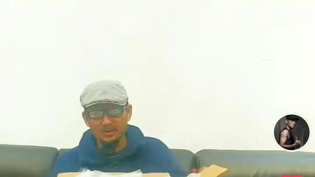 |歌手阿宝近况曝光，吃馍饼和生青椒度日，后悔放弃体制内高薪工作