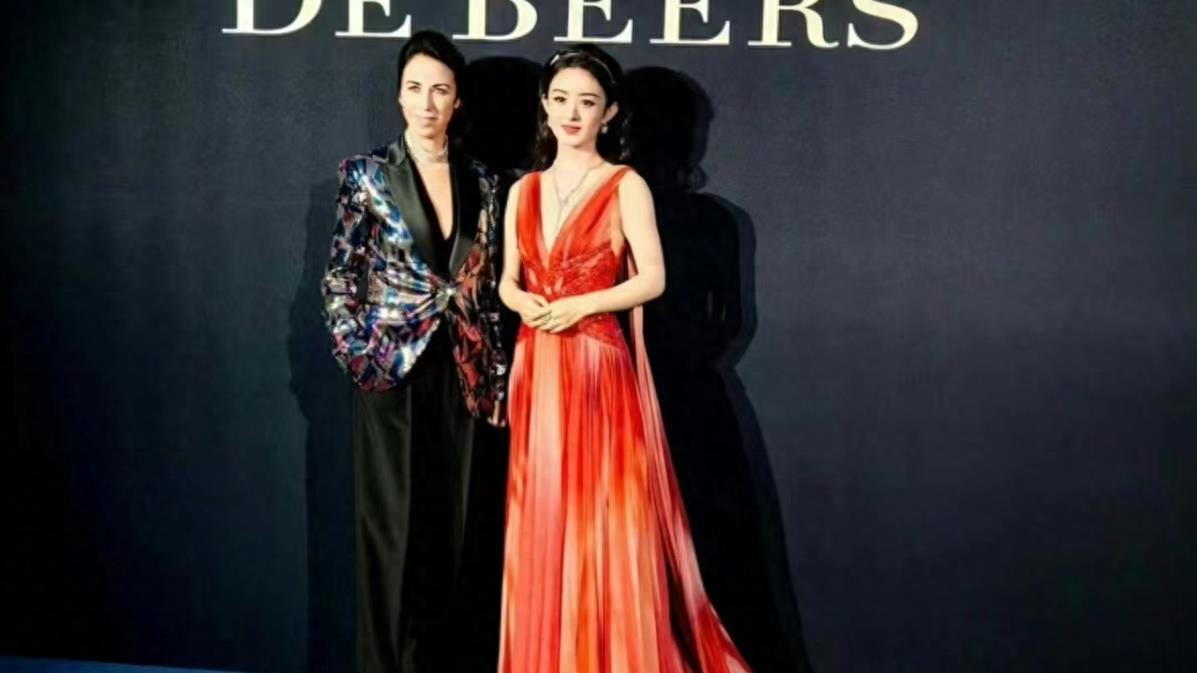 赵丽颖现身云南晚宴，一身珠宝过亿，穿深V礼服总是小动作不断