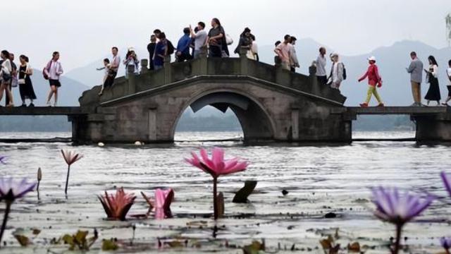 宁波|亚运逢中秋，杭州西湖再现人山人海，旅游人数近25万