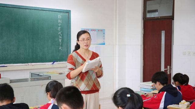 大学|老师行业或将出台新规定，入职门槛不断提高，师范生看后寝食难安