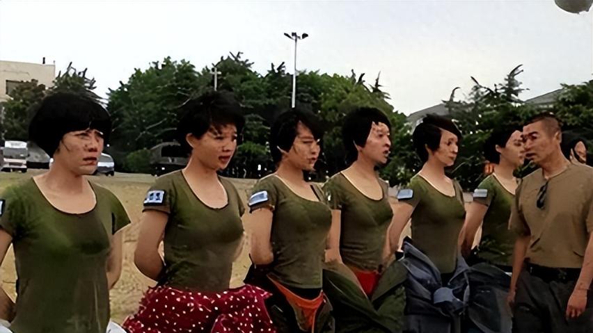 难怪导演不敢拍下半身！镜头下拉后，是无法想象的“尴尬景象”