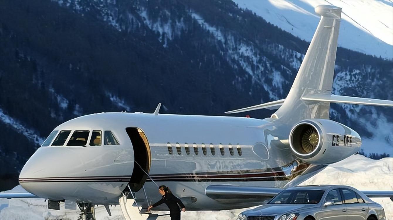 银行|美女行长！为升职与女星共侍一夫！3.9亿买飞机为喝韩国奶