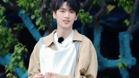 何炅|《极限挑战》新期烧脑，团员化身少爷，商战来袭！