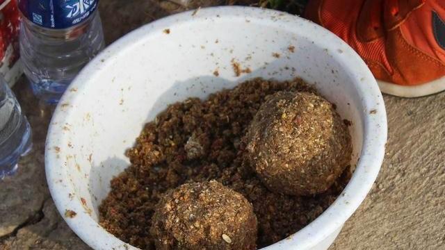 |钓鱼：打窝半天鱼不进窝，或是发窝慢？高手分享4个打窝聚鱼技巧