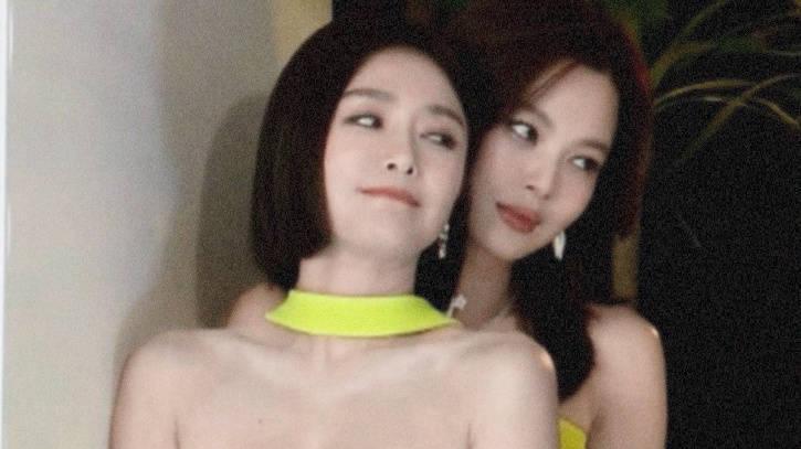 秦岚辛芷蕾同框合影超甜！二人比心贴贴互动有爱