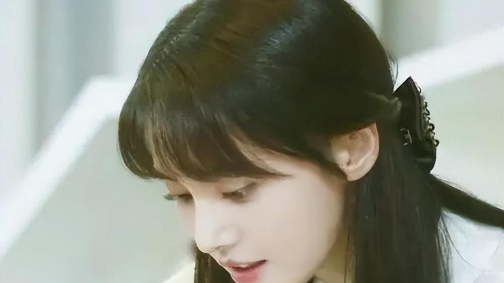 下一个蓝洁瑛？31岁的郑爽，头发稀疏目光呆滞