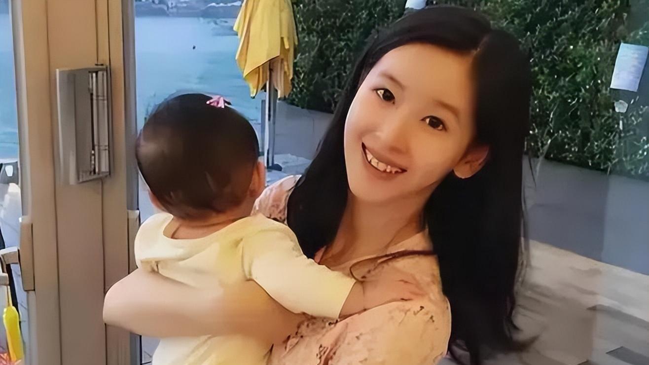 章泽天|29岁章泽天二胎得子！入户英国籍，刘强东抛下妻儿回国返工