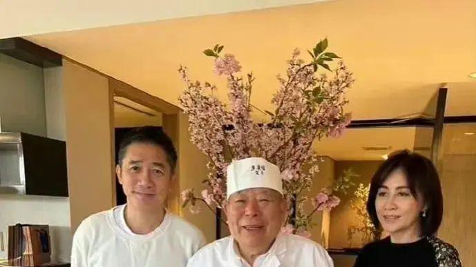 刘嘉玲 网友晒梁朝伟夫妻合影，他社恐脚指头上翻，刘嘉玲素颜彻底认不出