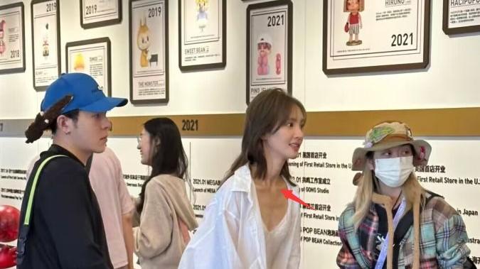 金晨现身玛特乐园被偶遇，近照瘦成纸片人，小翘鼻精致引热议