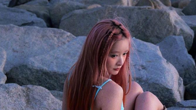 徐娇的泳衣、热依扎的吊带，这些女星的穿衣自由究竟有没有错