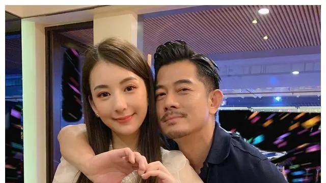 郭富城|?57岁郭富城现身美国！一头黄毛满脸皱纹超显老，英语蹩脚照稿子念！