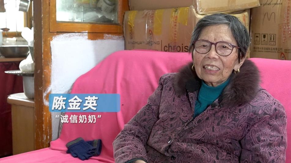 媛姐头条：92岁奶奶10年街头卖羽绒服还清2077万欠款
