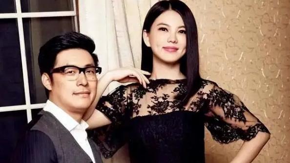 王岳伦的新恋情曝光，与小自己30岁女孩出行，摸腿揽肩举止好亲密