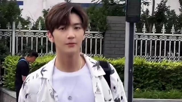 张丹峰卖力为继子打Call，23岁张镐濂五官太像洪欣，生父默默关心