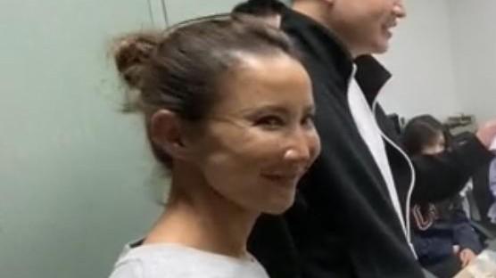 李玟|48岁李玟素颜现身！皮肤干燥黝黑认不出，与化妆后判若两人