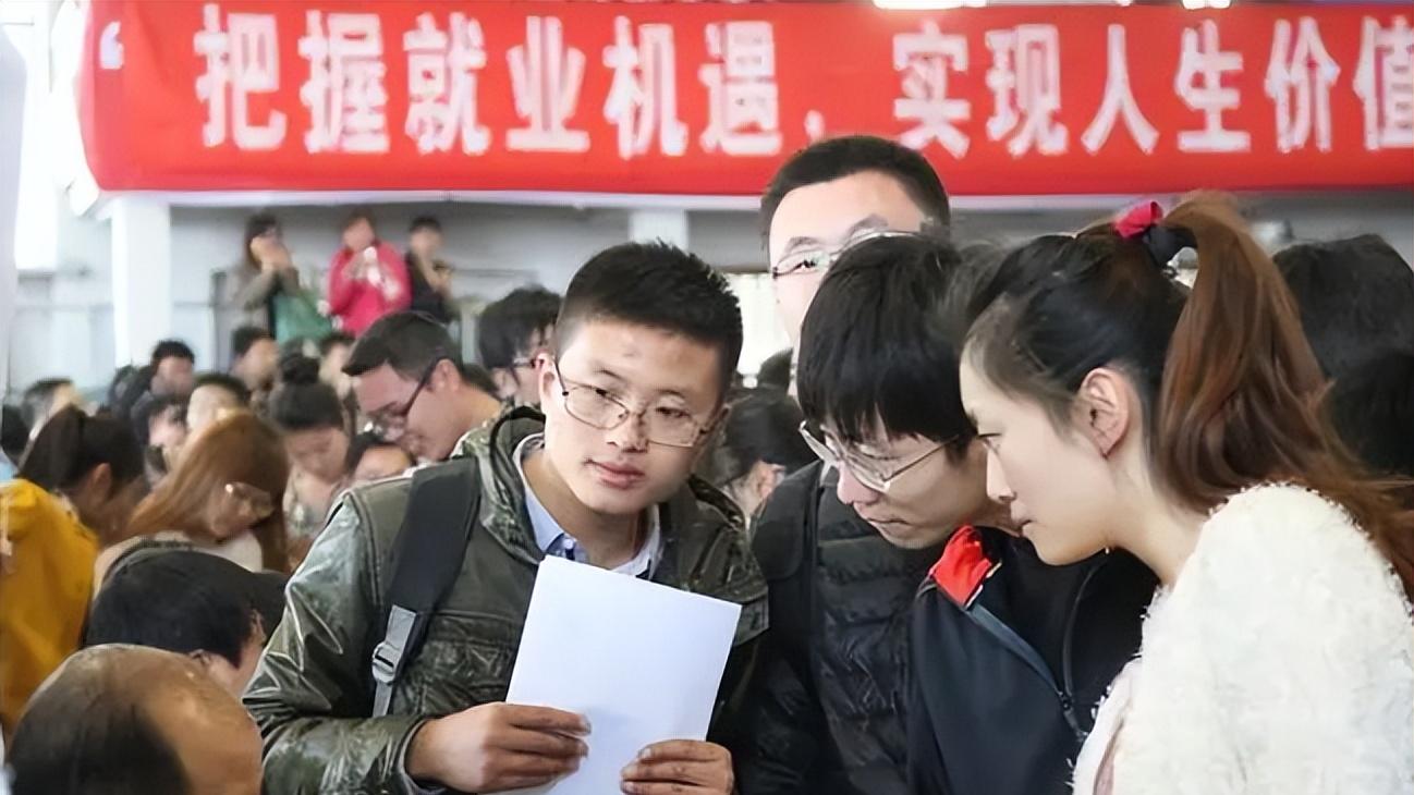 大学生找工作亲身经历：斗鱼合同里的圈套，敢违约就拿8000万