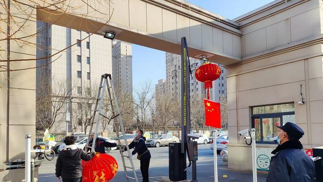 大天津的一些小区已经挂上红灯笼，准备欢度春节了
