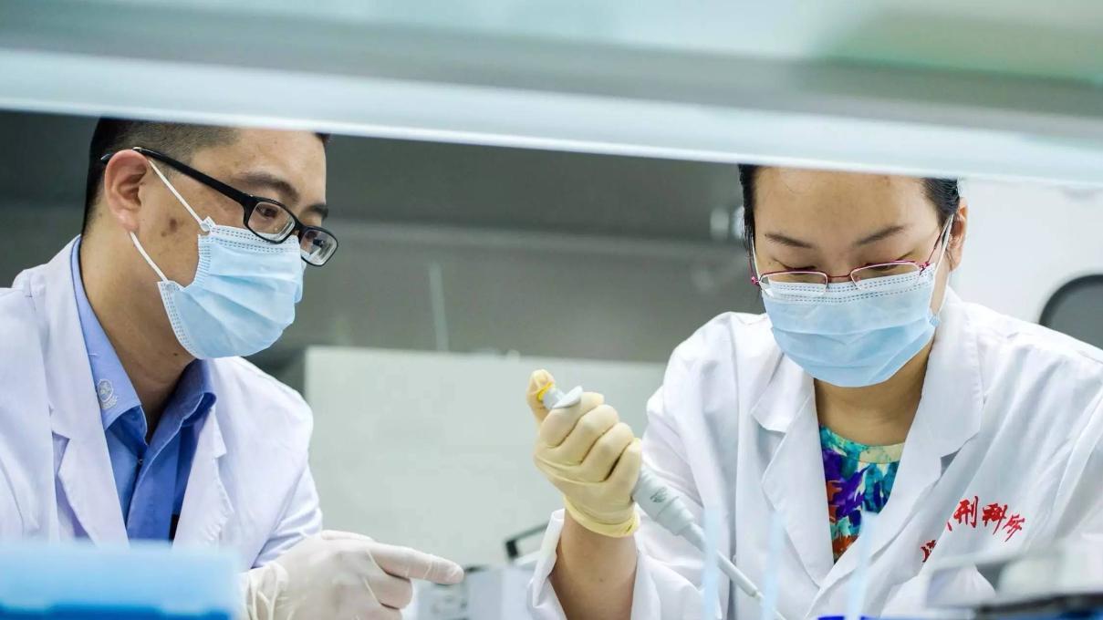 年终奖|广西一高校女医学生不幸离世，年仅23岁，家长的做法令人肃然起敬