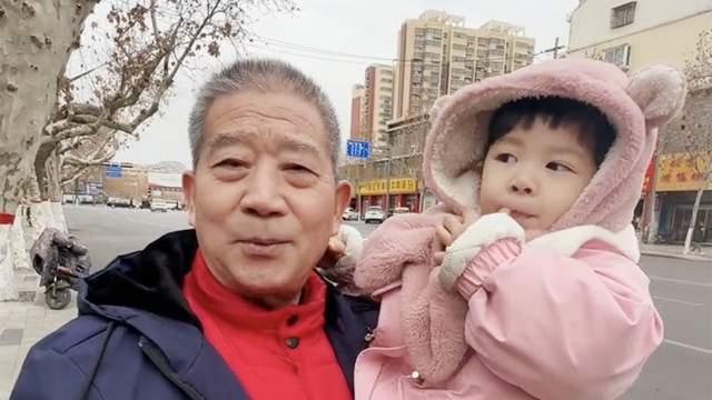 甘愿|三岁小天赐近况！72岁爸爸双手环抱好温馨，为赚钱丝毫不觉尴尬