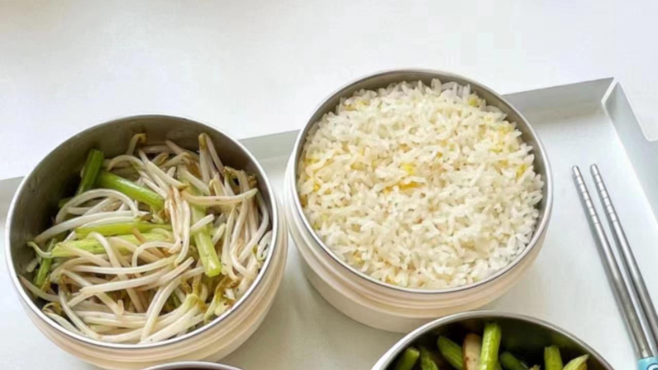 便当|小伙每天带饭上班，同事骂声一片，老板：以后别再带了