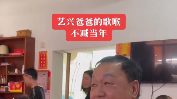 张艺兴|张艺兴爸爸好低调，跟朋友在快餐店吃饭