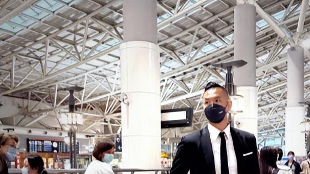 大牙因起诉陈建州工作惨遭暂停，后者却轻松飞往韩国看球赛！