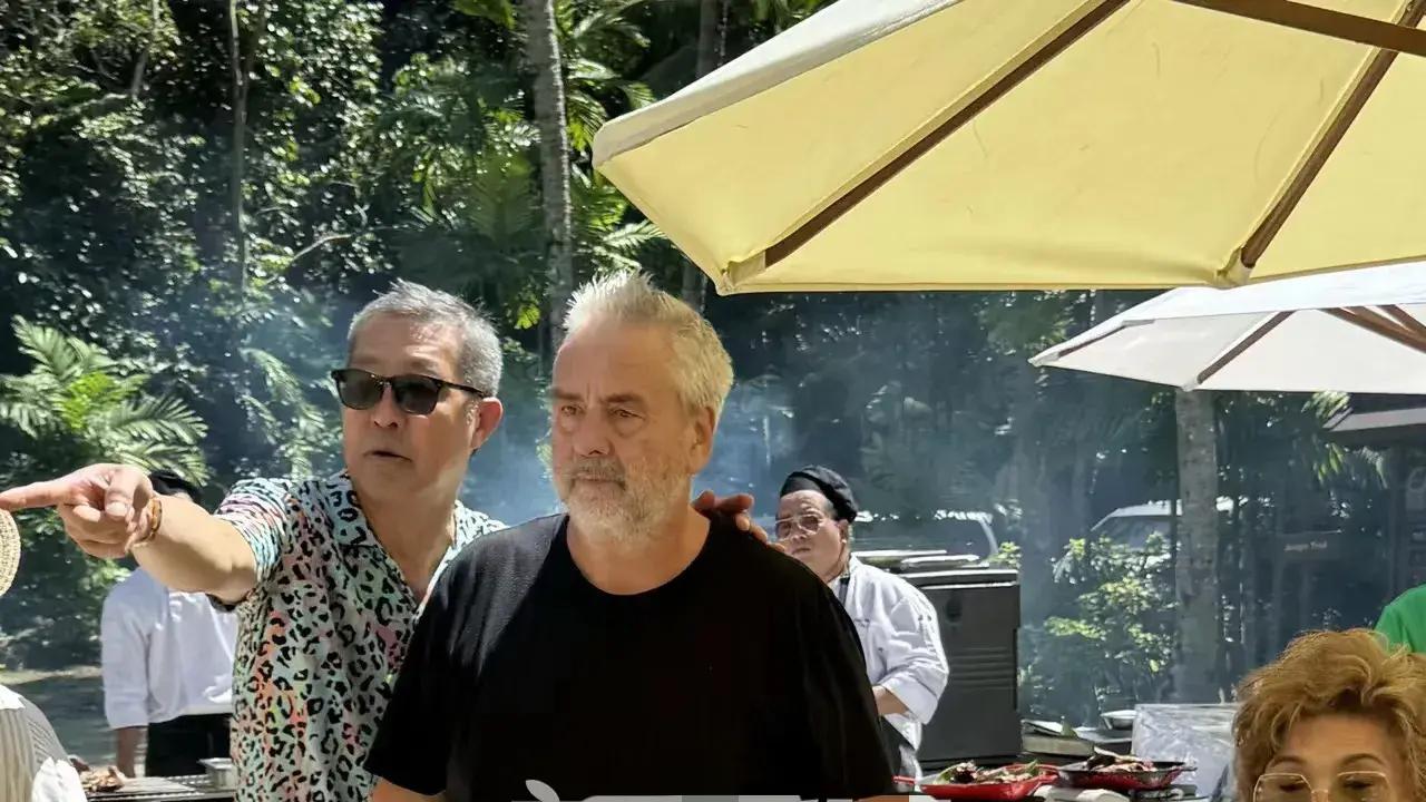 杨紫琼办婚宴，吕克贝松和何超琼到场，85岁母亲看着比女婿还年轻