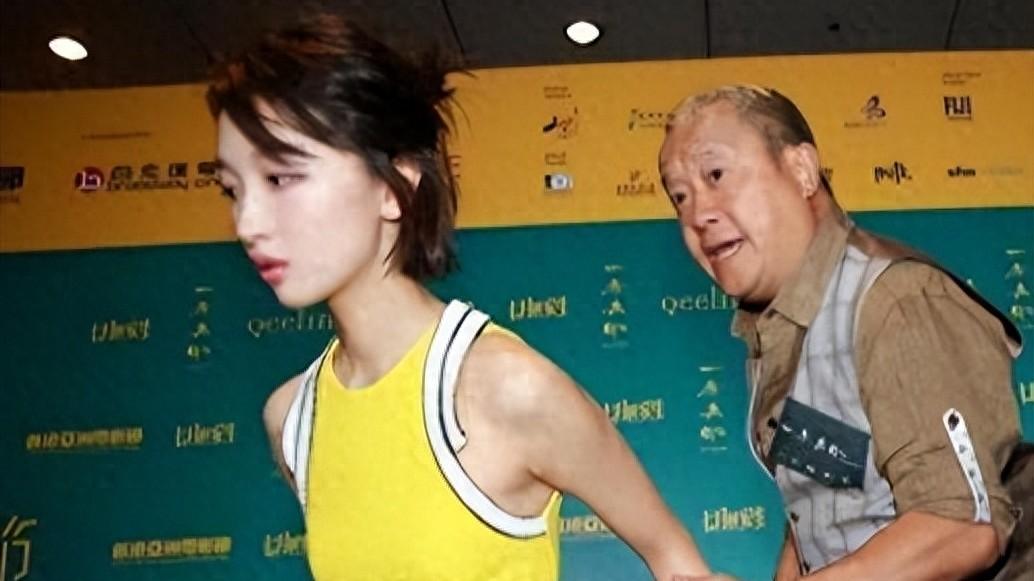 周冬雨：没拉窗帘与男友玩“拔萝卜”拍“裸身照”秀身材