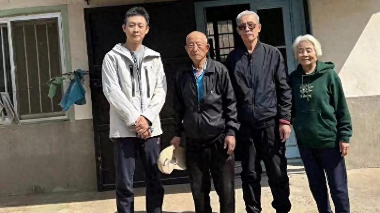 45岁张译回黑龙江老家探亲！父子罕见同框，五官太像引网友热议