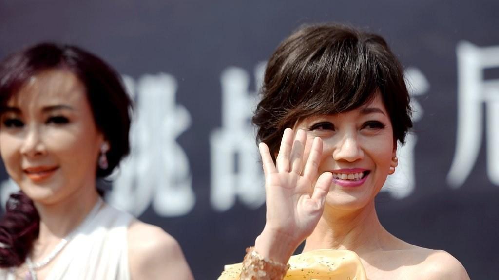 67岁赵雅芝离婚上热搜，前夫揭秘性丑闻：真实生活展现无遗