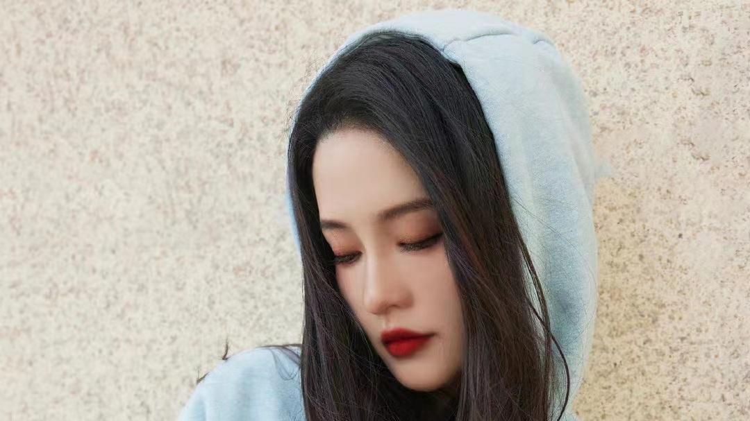 李沁|李沁穿冰蓝连帽卫衣配修身裤脚撕裂牛仔裤，又美又酷还减龄