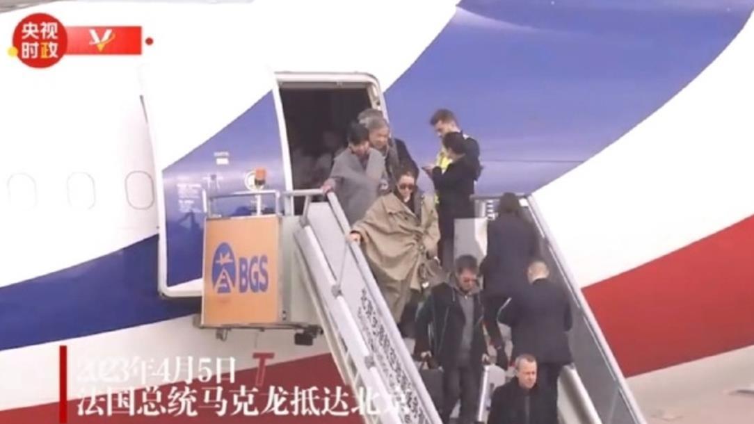 巩俐|巩俐夫妻陪法国总统访华，70多岁老公似小伙，提两个皮箱不嫌累