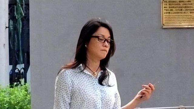 |毛阿敏出席女儿成人礼，女儿嘴上唇钉抢镜，打扮前卫似女巫