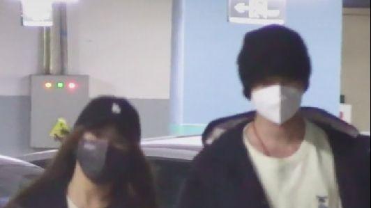 张含韵|张含韵佟梦实一起逛超市，男方表情冷淡心不在焉，与张含韵零交流