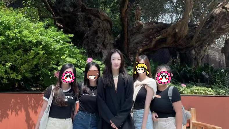 影后周冬雨现身新加坡，获粉丝簇拥合照，鹤立鸡群的身高引关注