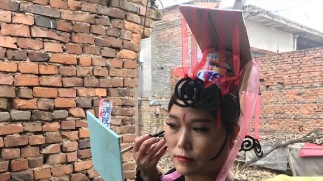 女网红用泡面桶和麻袋模仿武则天，走红后拒23家公司签约：不想赚钱