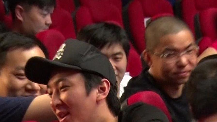 35岁王思聪开直播，10分钟赚700w却面露不屑，自曝零花钱上亿