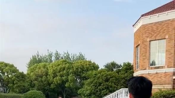 郑凯|郑凯苗苗新别墅曝光，刘畊宏惊叹草坪超大，首套别墅更豪华