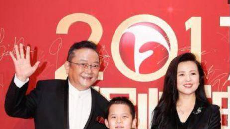 王刚全家福曝光，三婚娇妻比女儿还年轻漂亮，14岁外孙和儿子同龄