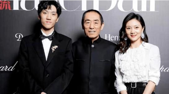 陈婷终于熬出头了！一身奢牌配全套珠宝贵妇范十足，把张艺谋都秒成陪衬了