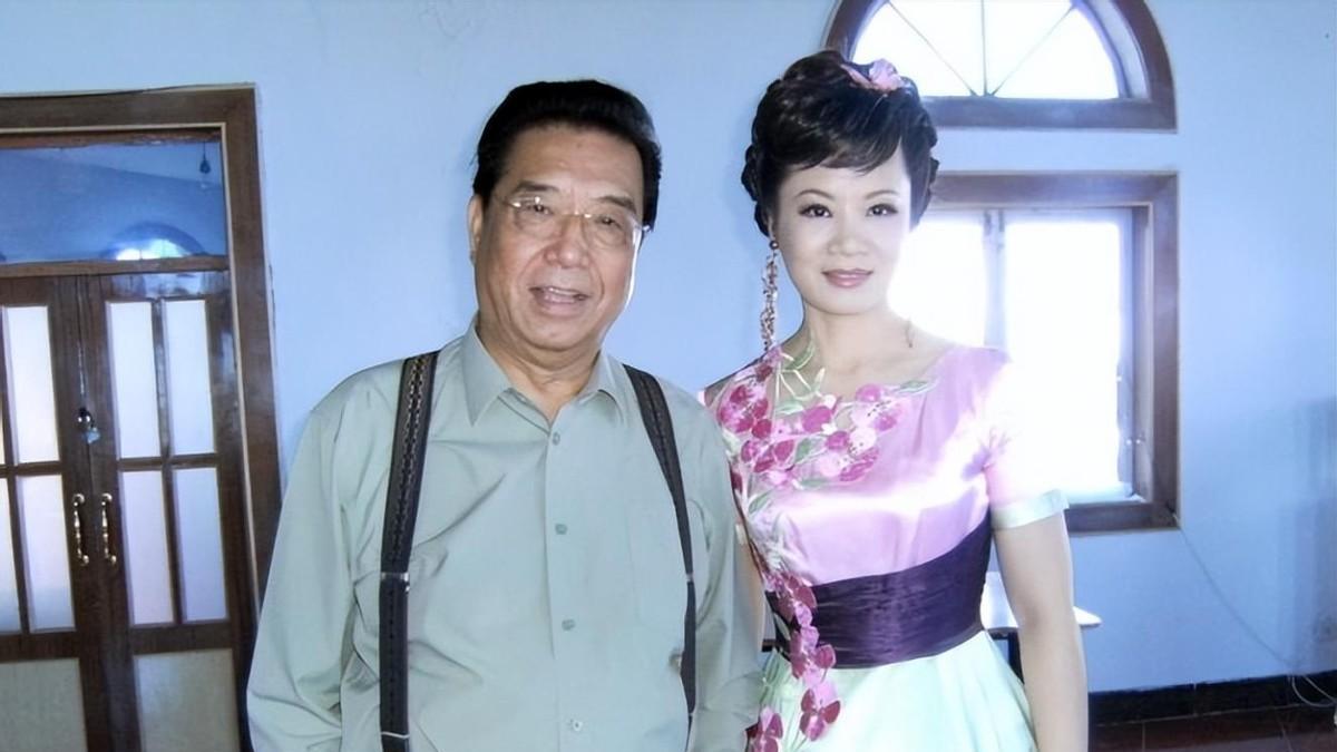 李双江|李双江与大儿子合影！一头乌发看上去比较年轻，56岁李贺制服出镜超帅