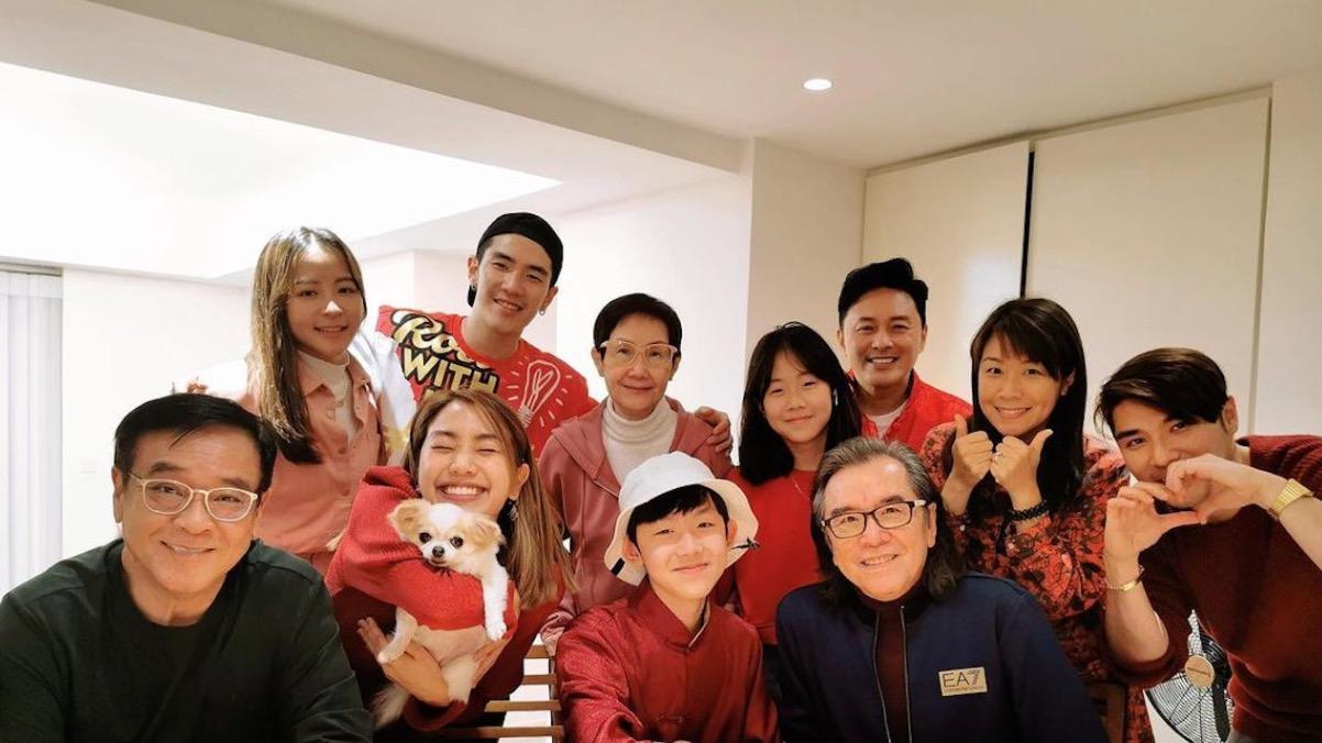 姜丽文|姜丽文晒家族团圆照，曹永廉15岁儿子暴风式长大，帅气腼腆很抢镜