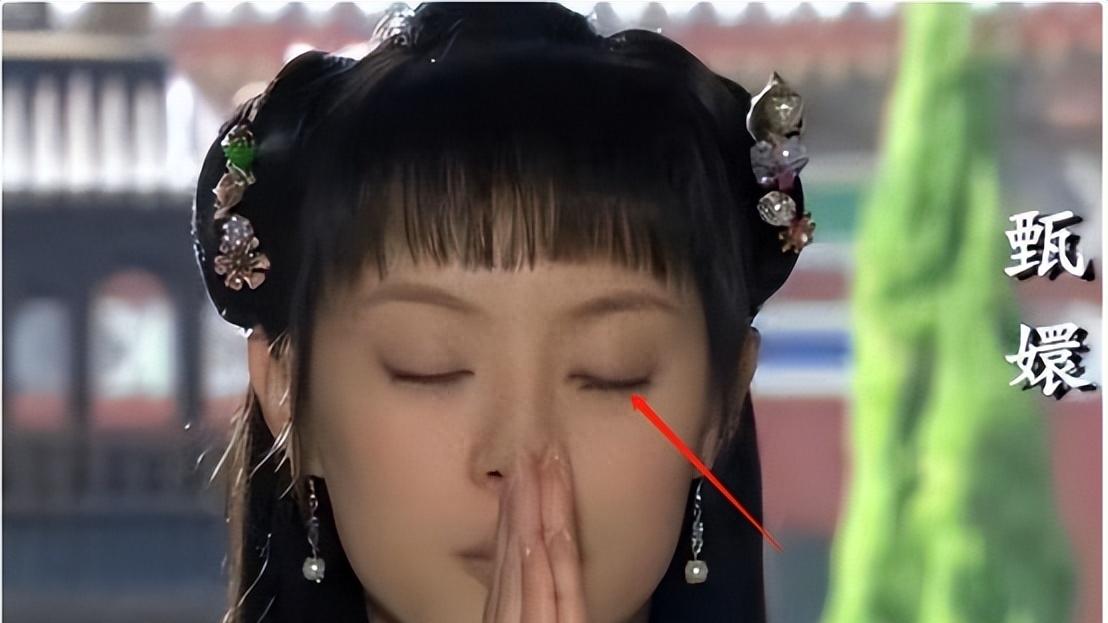 手撕鬼子就算了，玩手机也忍了，但古装配黑丝，是真的离谱啊！