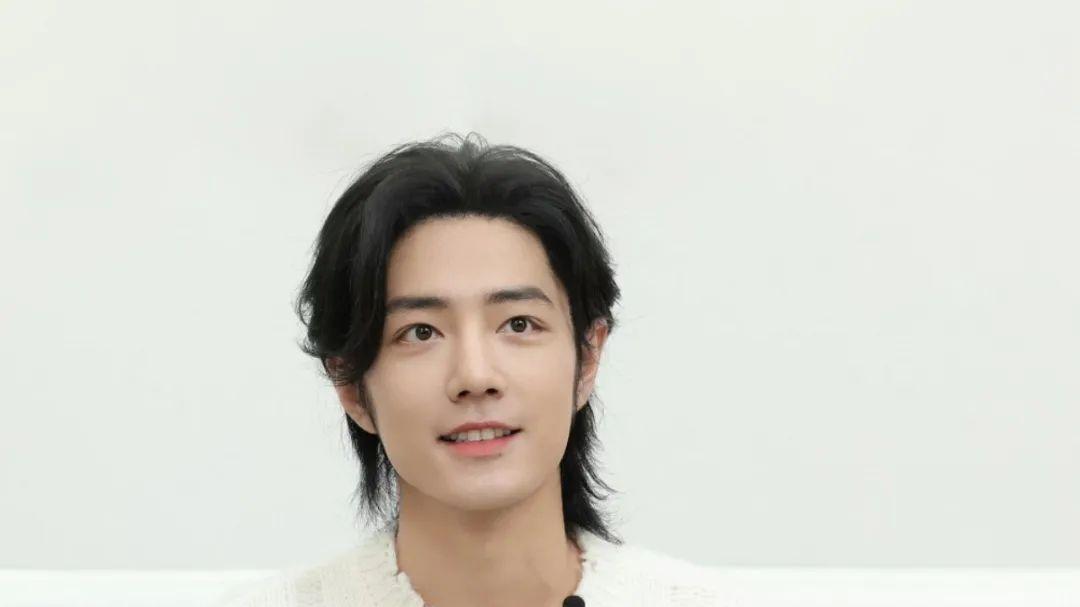 家里没少催婚，为何肖战至今没女友？不是不想是不敢