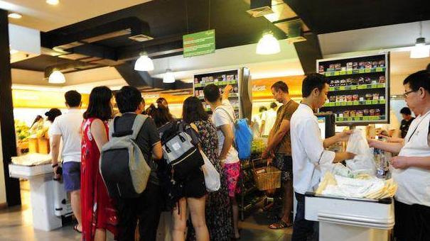 巴厘岛|中国游客在国外逛超市，看到零食区时，忍不住感叹：外国人真可怜