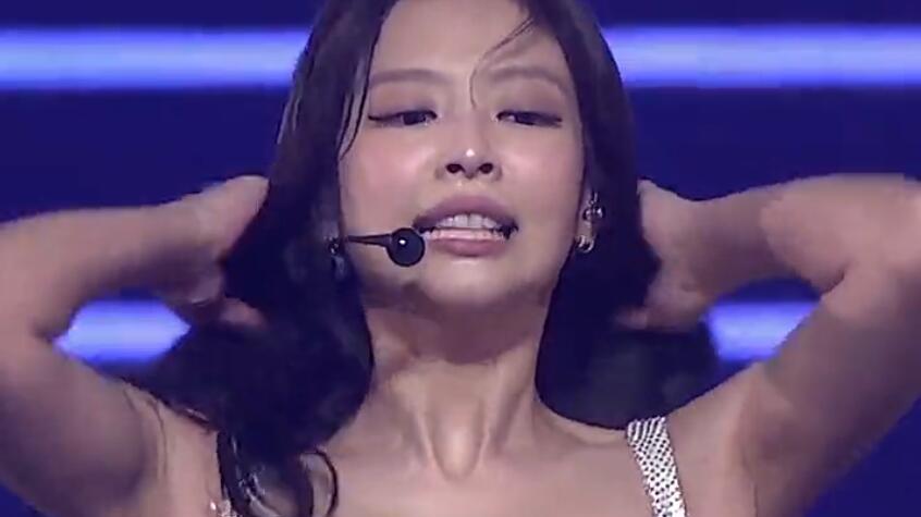 Lisa还没续约…BLACKPINK一年巡演结束！Jennie哭到唱不下去